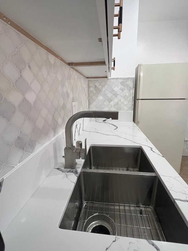 pull down faucet - 1424 E Florida St