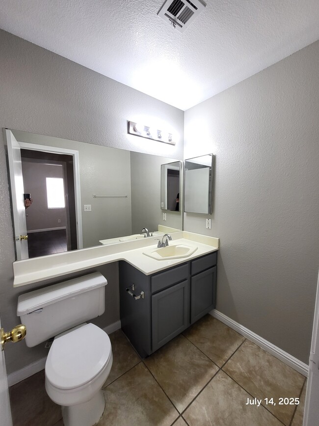 Building Photo - 634 Holly Bush Ct