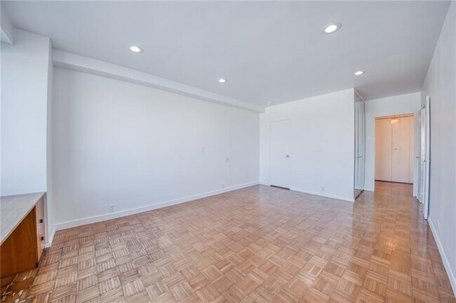 Building Photo - 320 Fort Duquesne Blvd