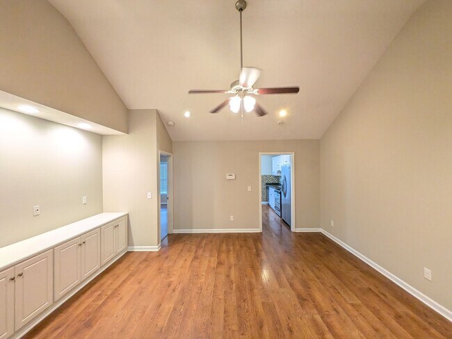 Building Photo - 264 Lynbrook Way