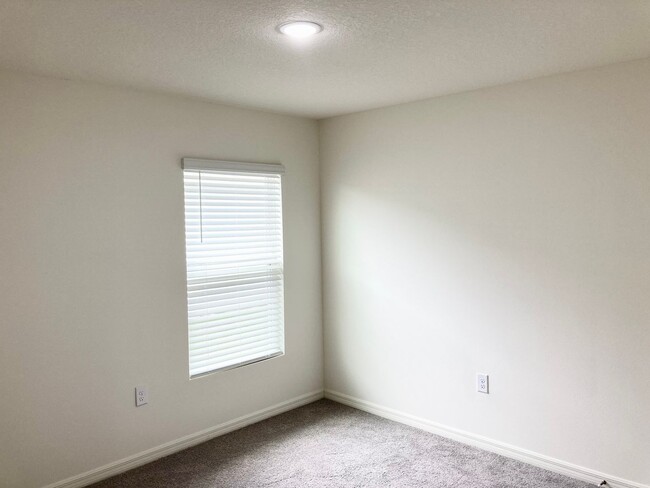 Building Photo - Golf Course Home!