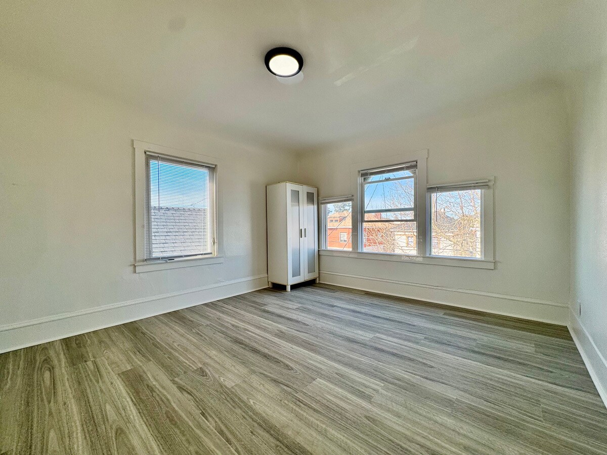 Building Photo - 695 30th St