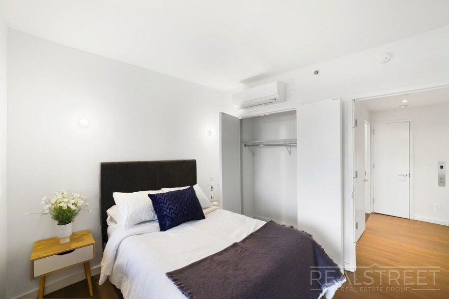 Building Photo - Waterfront Luxury 2 BED with Wrap arround ...