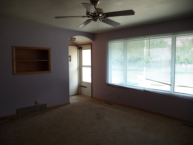 Building Photo - 1224 6th Ave NE