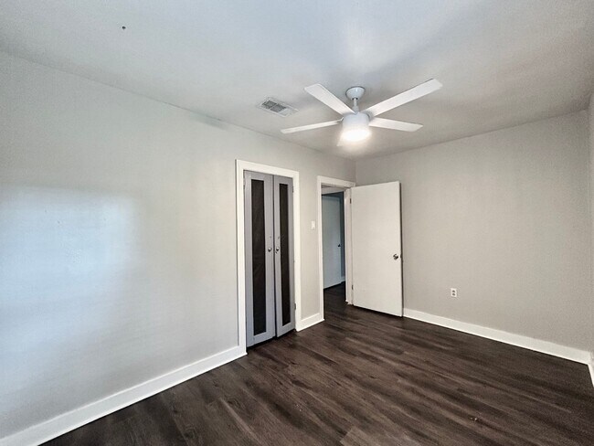 Building Photo - Charming Three Bedroom Home in a Highly Desirable Neighborhood