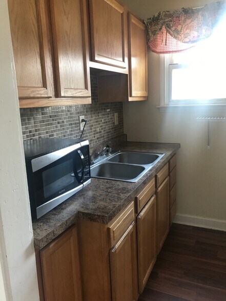 Building Photo - 422 W 45th St