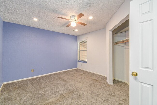 Building Photo - 2011 Spenwick Dr