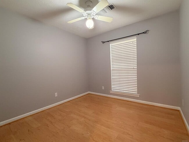 Building Photo - 122 Primrose Dr