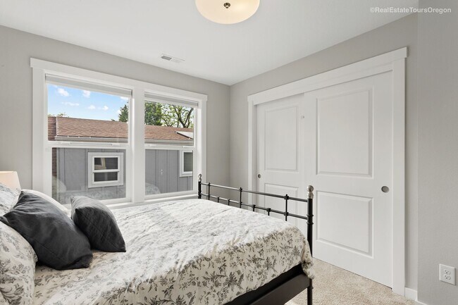 Building Photo - Bright and Modern Home Near Woodstock with...