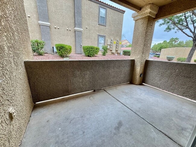 Building Photo - 2 Bedroom, 2 Full Bath Newly Renovated Con...