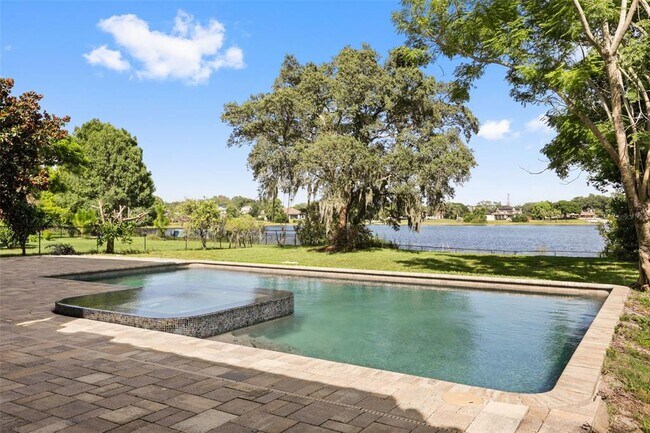 Building Photo - 5554 Palm Lake Cir