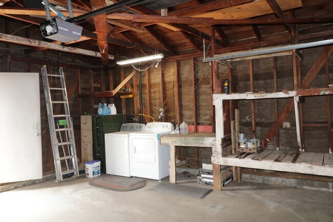 Building Photo - 4/Bedroom  Home for Lease in West Hills!