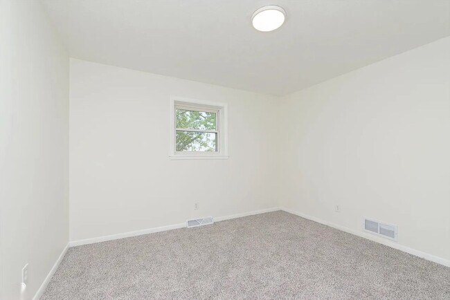 Building Photo - Renovated Duplex: Move-In Ready! 3 Bed, 1....