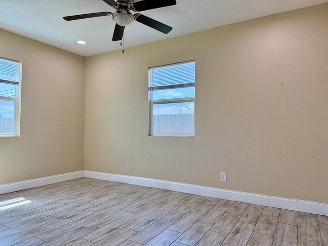 Building Photo - 609 Howard Dr