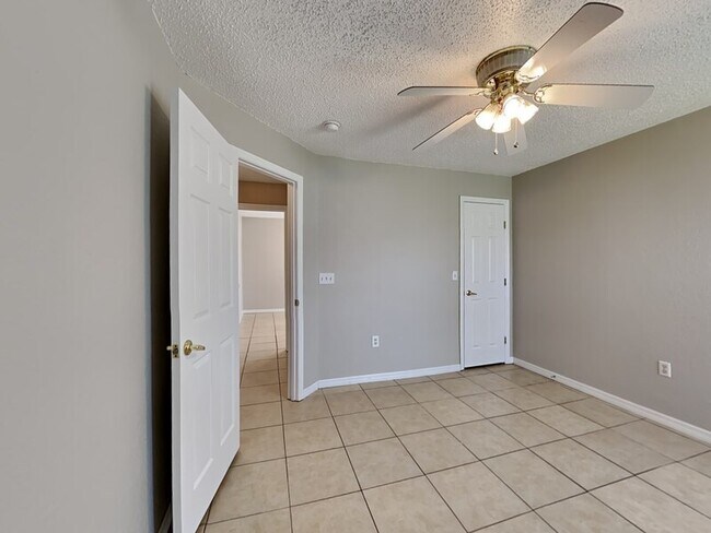 Building Photo - 817 Highland Crest Loop