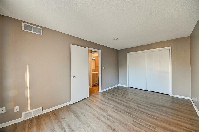 Building Photo - 1215 Oakland Rd NE