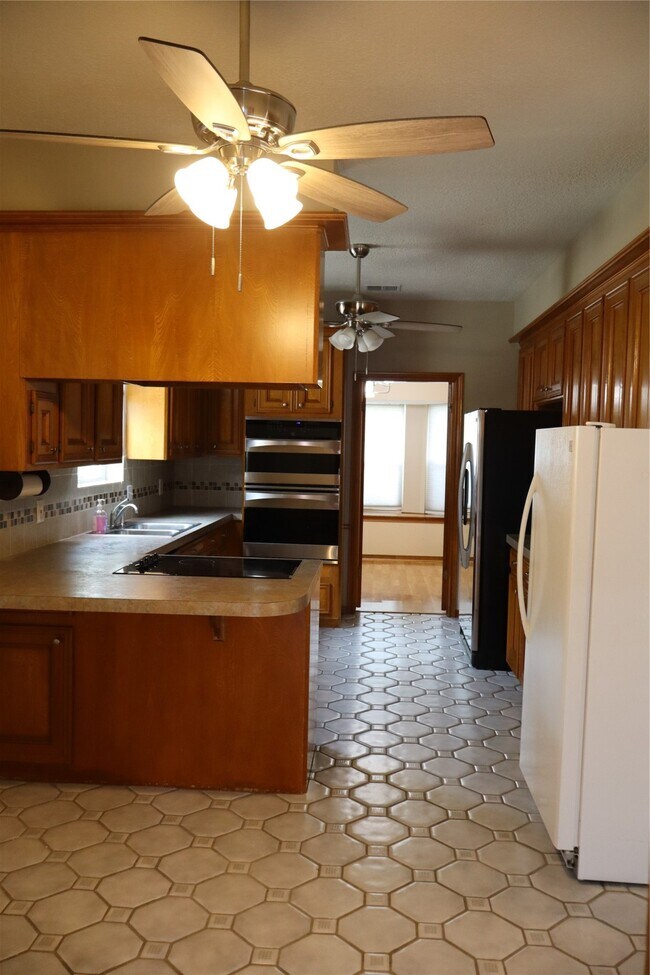 Building Photo - 6315 Seegers Trail Dr