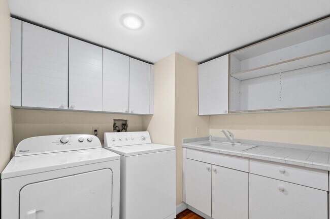 Building Photo - Winter Park Pool Home on half acre lot, st...