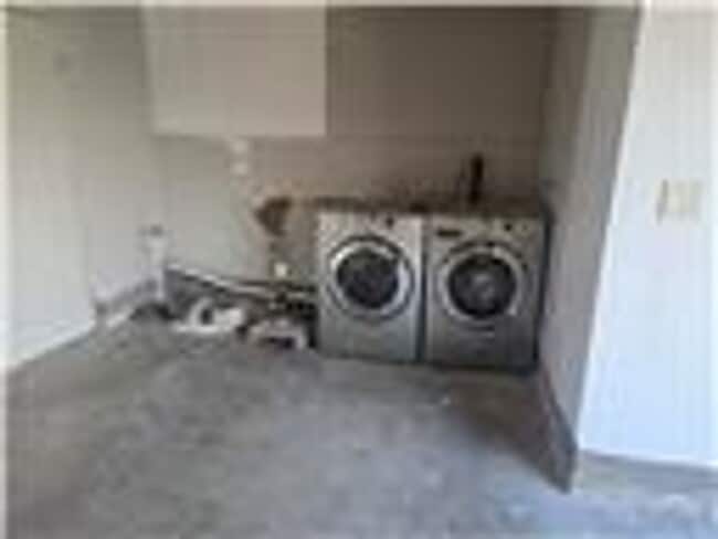 Building Photo - Newly Updated Corona Home