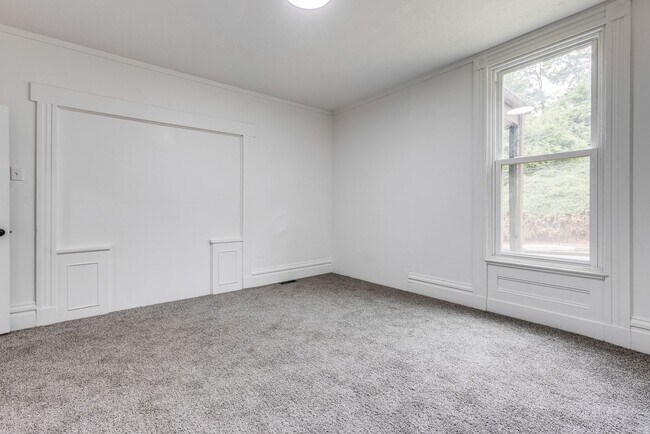 Building Photo - 240 Hazelwood Ave
