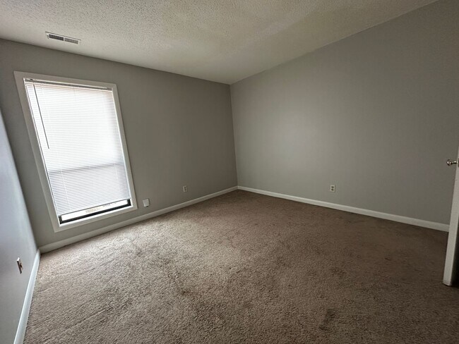 Building Photo - Sweetbriar Condos in North Raleigh - 2 bed...