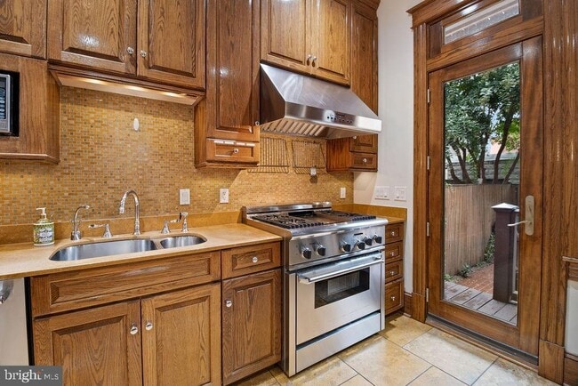 Building Photo - 1120 East Capitol St NE