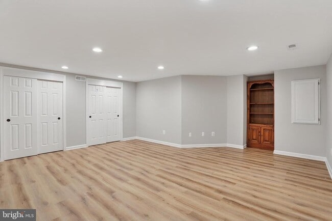 Building Photo - 4043 Lake Glen Rd