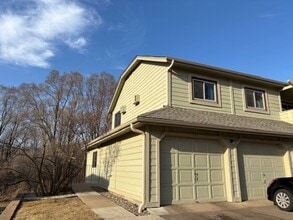 Building Photo - X-LARGE 1 BR/1 BA Condo Available 5/1 in a Beautiful St. Paul Neighborhood!