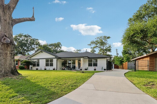 Building Photo - 10328 Shadow Oaks Dr
