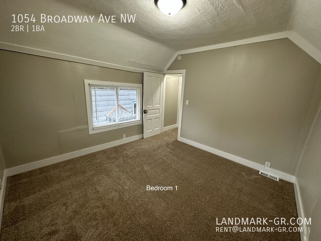 Building Photo - Updated 2-3 Bed, 1-Bath – First Month $1,0...