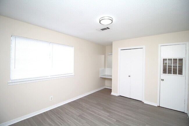Building Photo - Affordable Updated 1BR Apartment with LVP Flooring, Modern Kitchen Finishes & Convenient Access t...
