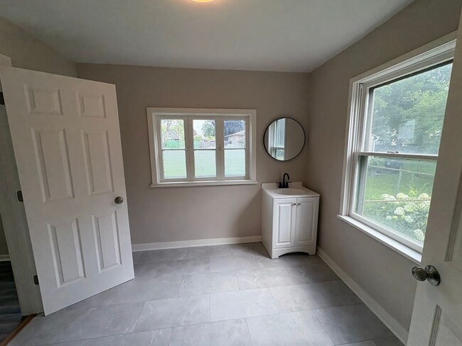 Building Photo - Three bedroom 1 1/2 bathroom single family home for rent