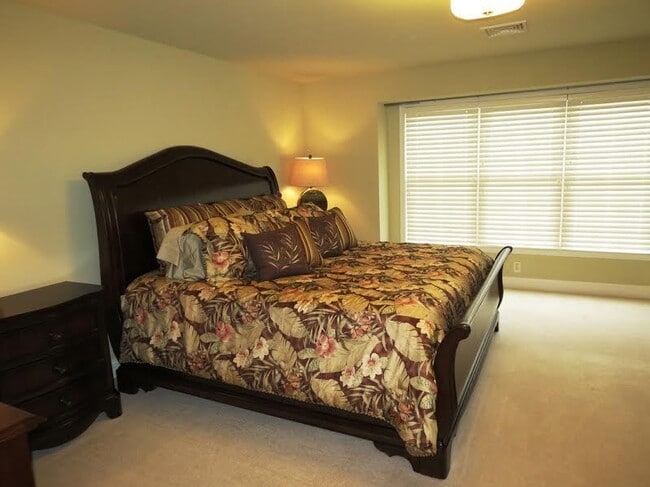 Building Photo - Newington Ridge Toll Brothers Luxury Townh...