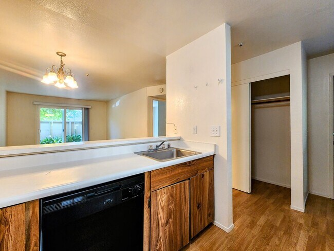 Building Photo - 1 Bedroom Condo For Rent