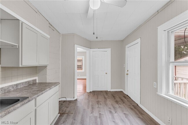Building Photo - 3519 W 100th St