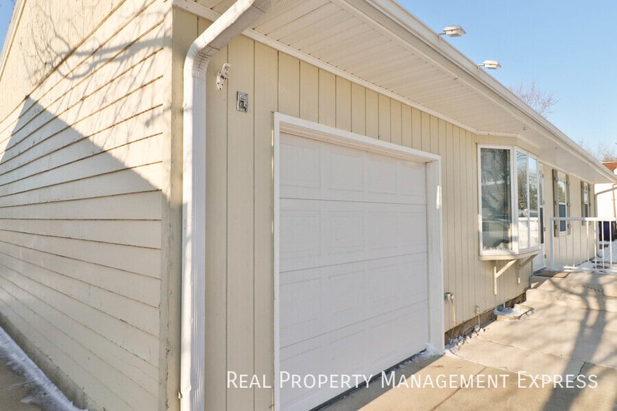 Building Photo - Spacious 2 Bedroom 2 Bath House with Bonus...