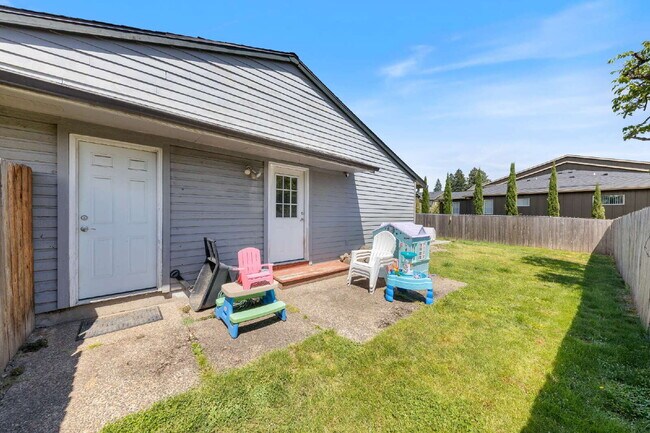 Building Photo - Charming 3-Bedroom Home with 2 Full Baths ...