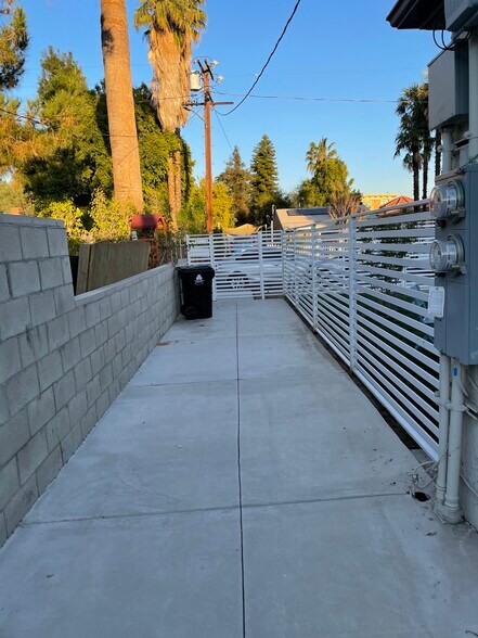 Walkway to the street - 6227 Atoll Ave