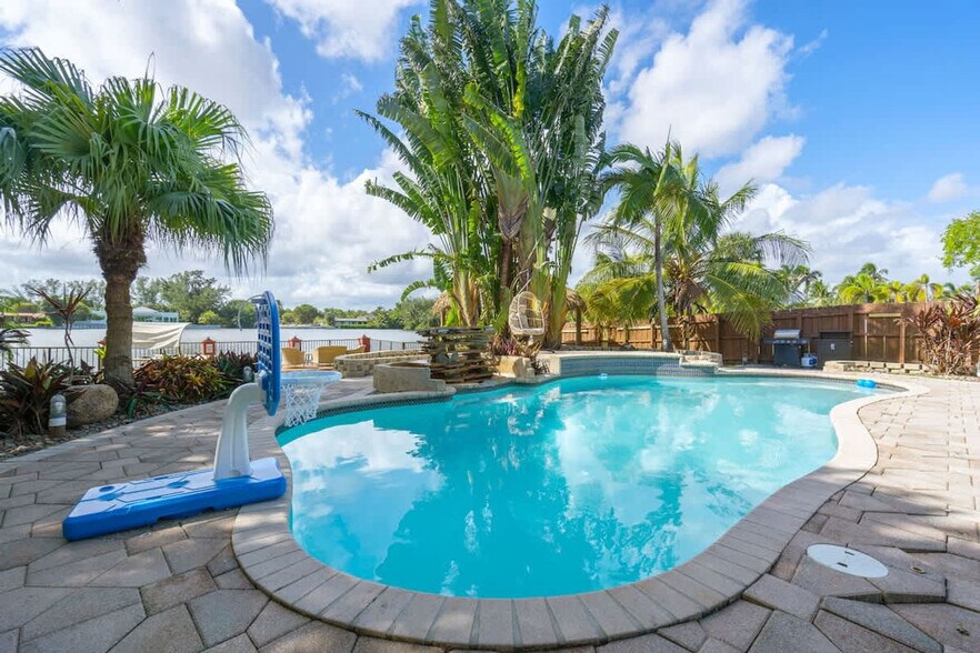 Building Photo - 19720 NE 26th Ave