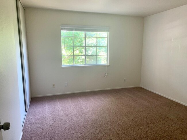 Building Photo - Beautiful Upstairs 2 Bedroom 2 Bath Unit J...