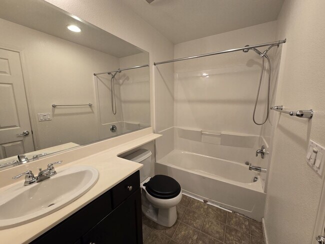 Building Photo - Stunning 3BR 3.5 BATHROOM House in Hayward