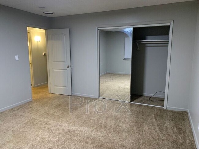 Building Photo - 2037 S River St