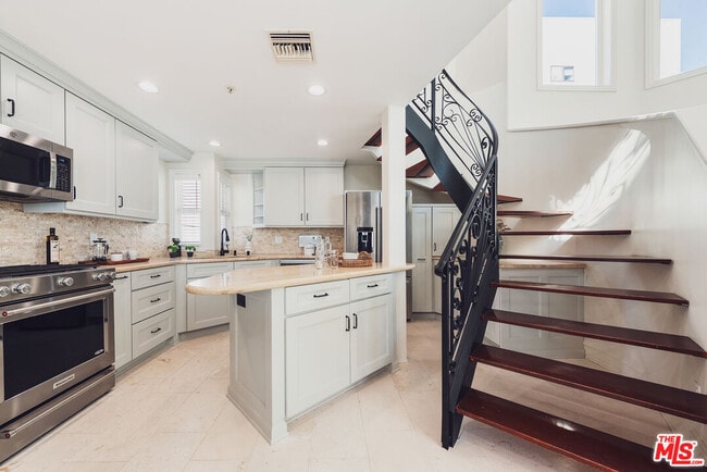 Building Photo - 844 3rd St