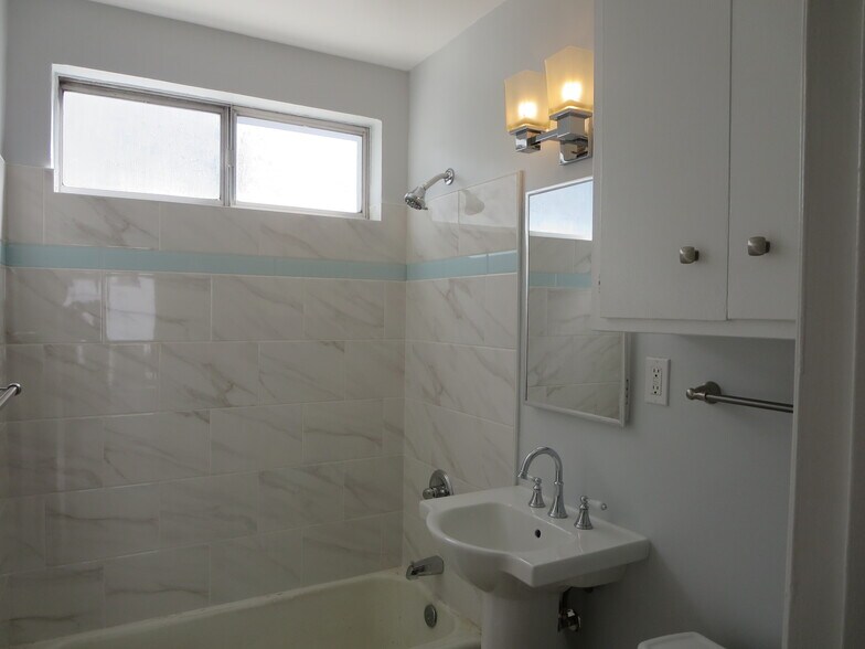 bathroom - 1357 Edgecliffe Dr