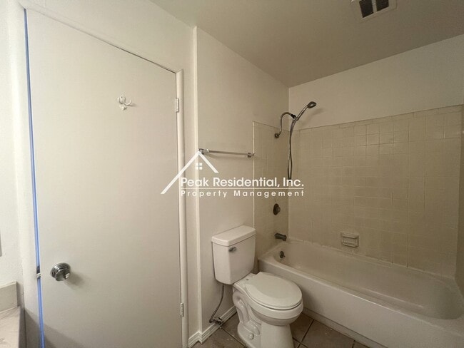 Building Photo - Spacious Carmichael 2bd/2.5ba Townhouse wi...