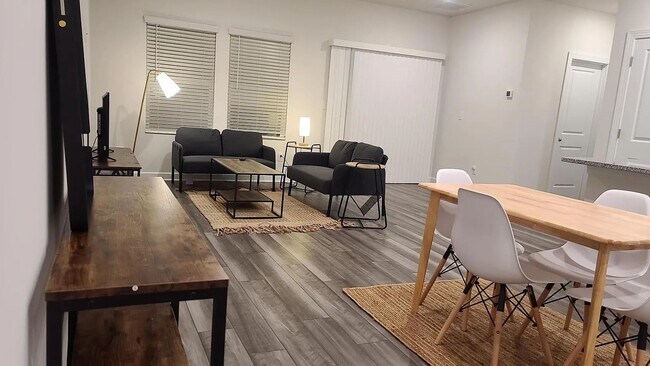 Building Photo - Room in 3 Bedroom Home at Greenmarket St