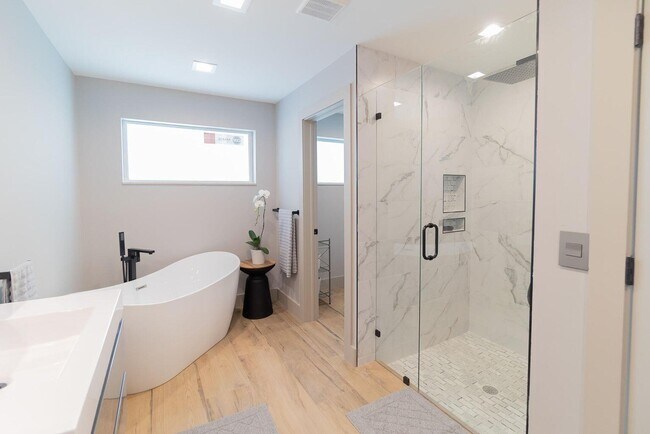 Building Photo - 11829 Pebblewood Dr
