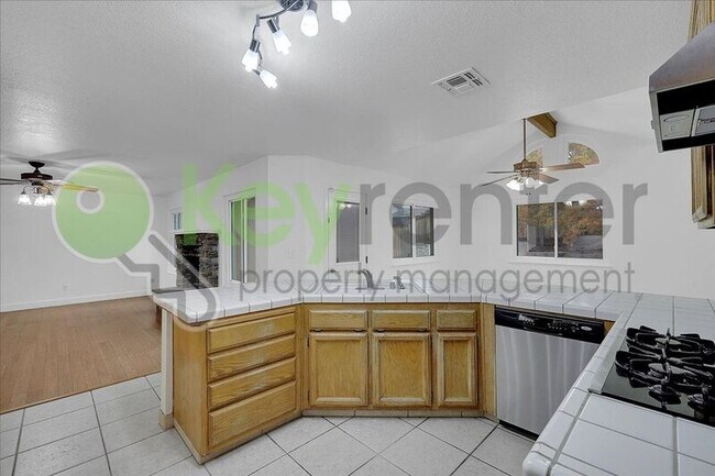 Building Photo - 1330 Kingswood Dr