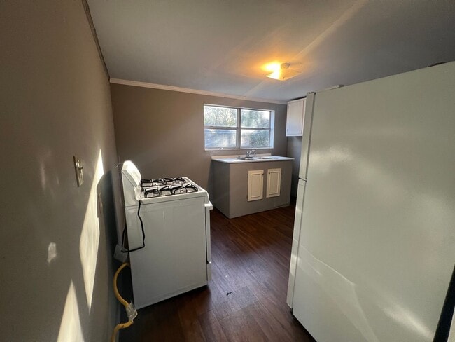 Building Photo - 2 Bedroom 1 Bathroom Home off Fosters Ferry