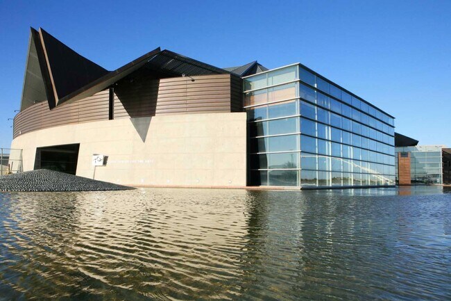 Building Photo - 716 W 11th St